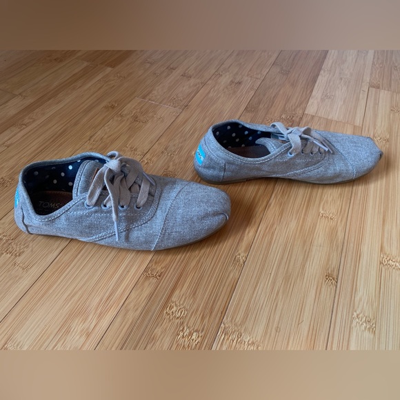 Tom’s -Grey - Picture 1 of 3